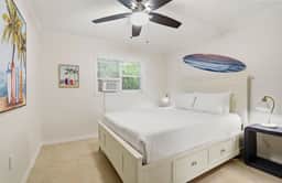Your Budget-Friendly Siesta Key Beach Headquarters - Less than 1 mile to America's #1 Beach. Beach gear included. Pool on-site. Sleeps 4.