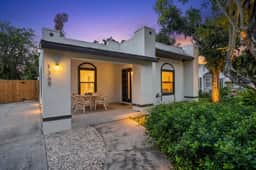 Modern Hacienda: Your Sarasota Home Away From Home - 3-Bedroom | Dog-Friendly | Fenced Backyard | Beach Gear Included | 10 Min to Downtown - Image 2