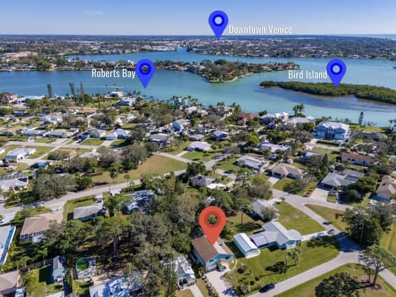 Nokomis Beach House: Heated Pool, 5min to Beach