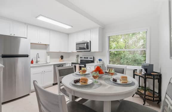 Your Budget-Friendly Siesta Key Beach Headquarters - Less than 1 mile to America's #1 Beach. Beach gear included. Pool on-site. Sleeps 4.