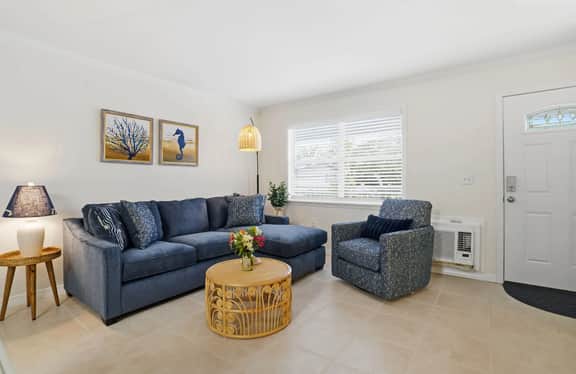 Your Budget-Friendly Siesta Key Beach Headquarters - Less than 1 mile to America's #1 Beach. Beach gear included. Pool on-site. Sleeps 4.