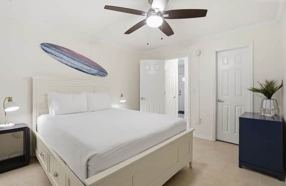 Your Budget-Friendly Siesta Key Beach Headquarters - Less than 1 mile to America's #1 Beach. Beach gear included. Pool on-site. Sleeps 4.