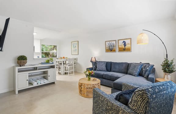 Your Budget-Friendly Siesta Key Beach Headquarters - Less than 1 mile to America's #1 Beach. Beach gear included. Pool on-site. Sleeps 4.