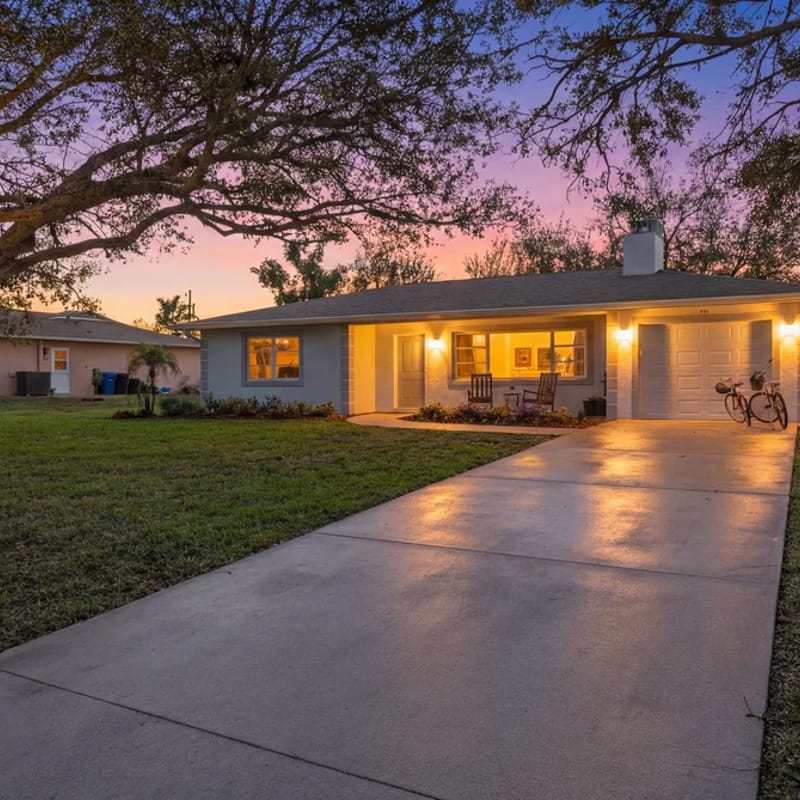Baycrest Bungalow | Walk to Beaches & Shops on Venice Island